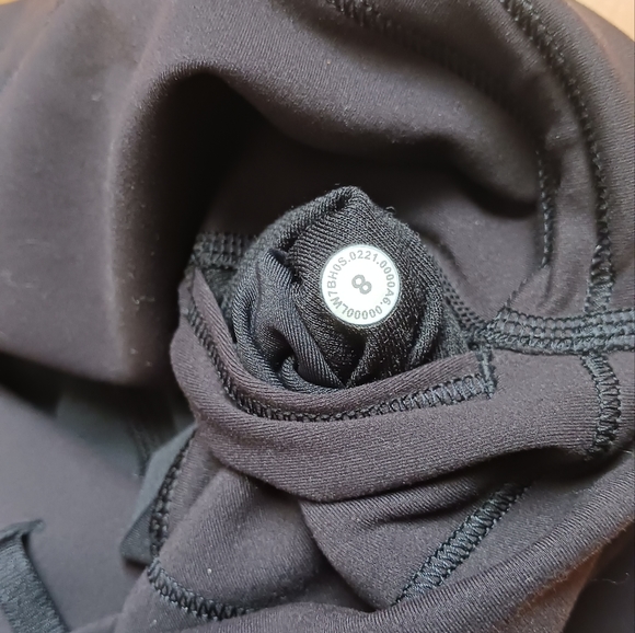 *SOLD*  Wunder Shorts 8" lululemon - Picture 5 of 6